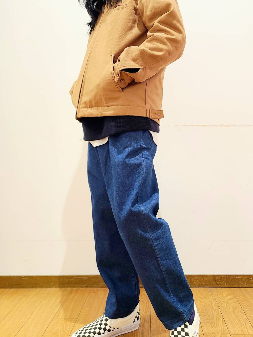 イエロー系のその他アウター、ブラック系のスニーカー、ブルー系のその他パンツを着用したメンズの冬コーディネートの6枚目の写真