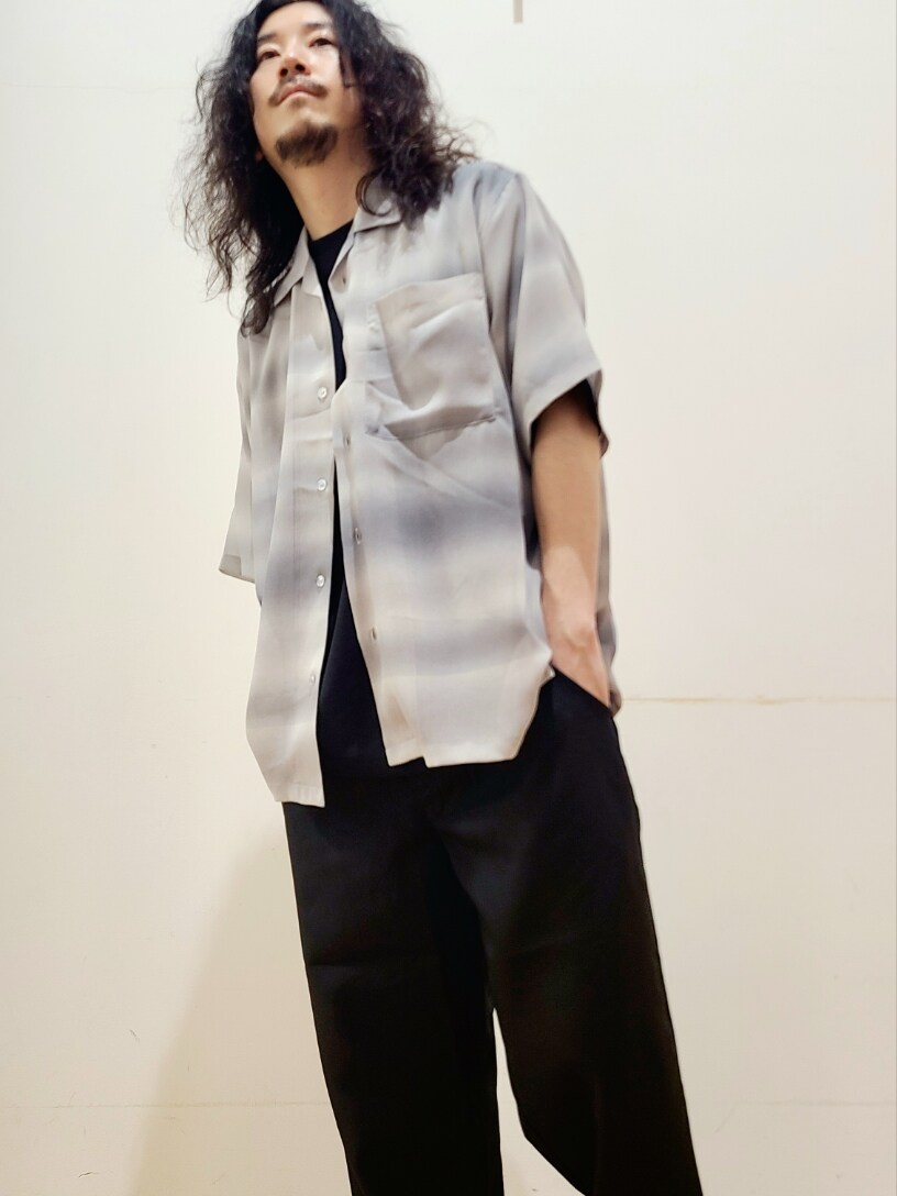 グレー系のシャツ/ブラウス、ブラック系のその他パンツ、ブラック系のTシャツ/カットソーを着用したメンズの夏コーディネートの9枚目の写真