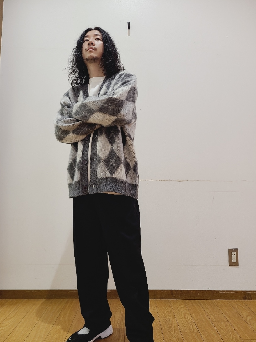 グレー系のニット/セーター、ホワイト系のTシャツ/カットソー、ブラック系のその他パンツを着用したメンズの秋コーディネートの5枚目の写真