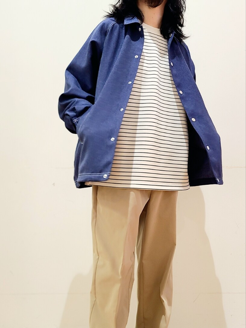 ブラック系のTシャツ/カットソー、ブルー系のブルゾン、ベージュ系のその他パンツを着用したメンズの春コーディネートの5枚目の写真