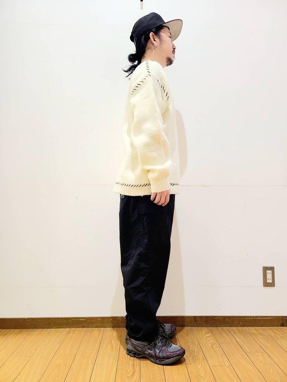 ブラック系のその他パンツ、ホワイト系のニット/セーターを着用したメンズの冬コーディネートの2枚目の写真