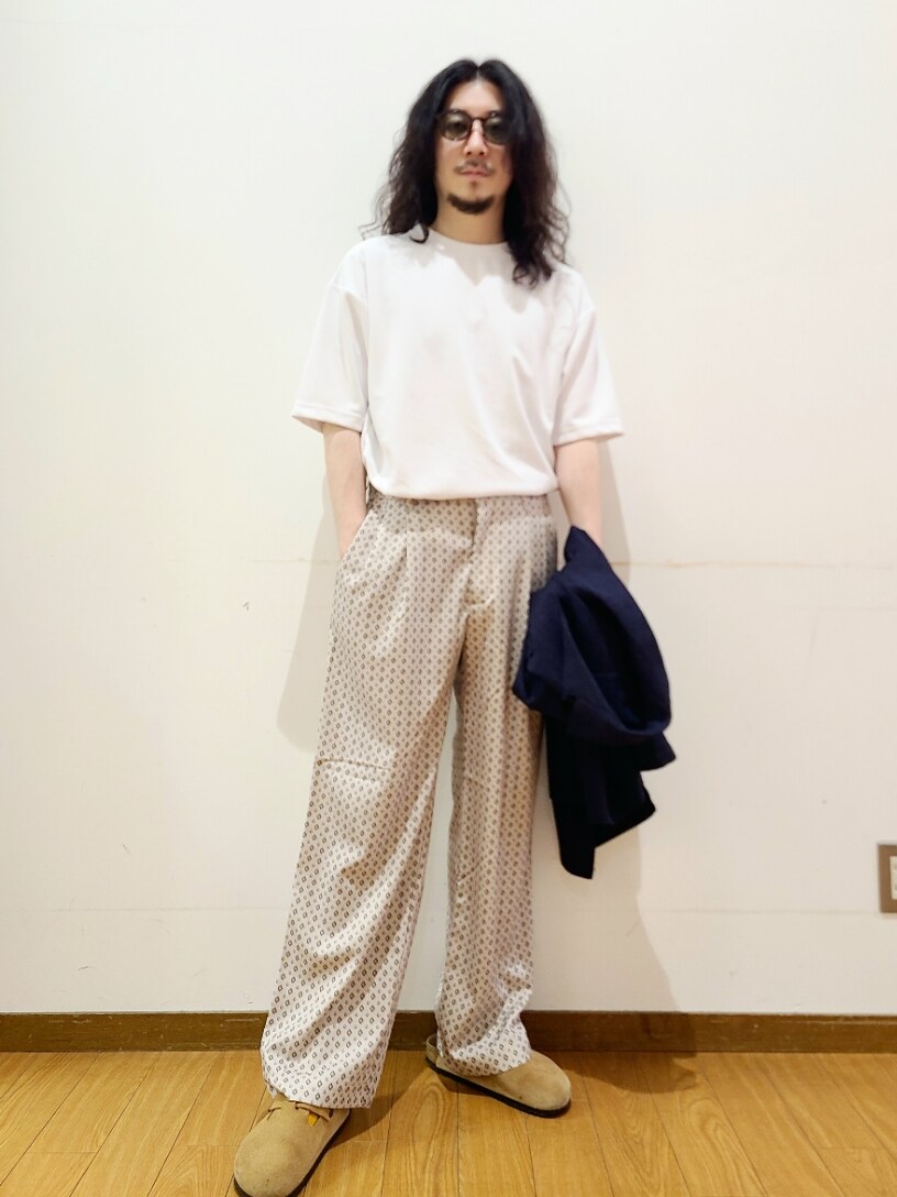 ブルー系のシャツ/ブラウス、ホワイト系のTシャツ/カットソー、ベージュ系のスラックスを着用したメンズの夏コーディネートの6枚目の写真