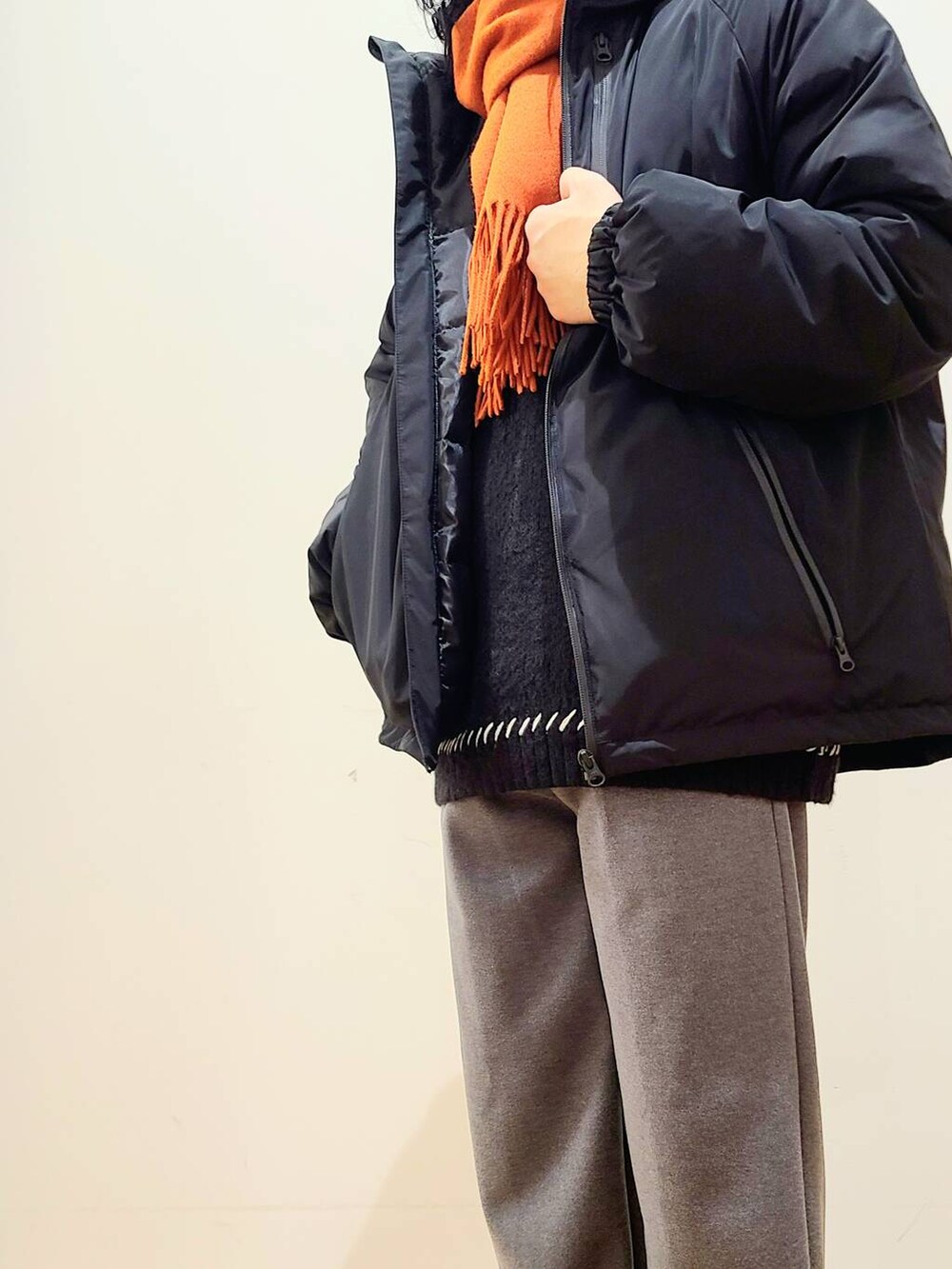 グレー系のその他パンツ、ブラック系のニット/セーター、ブラック系のダウンジャケット/コートを着用したメンズの冬コーディネートの5枚目の写真