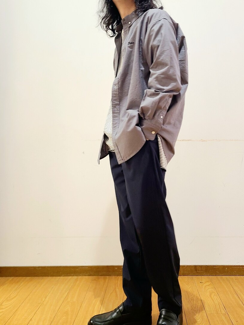 ホワイト系のTシャツ/カットソー、グレー系のシャツ/ブラウス、ブルー系のその他パンツを着用したメンズの秋コーディネートの6枚目の写真