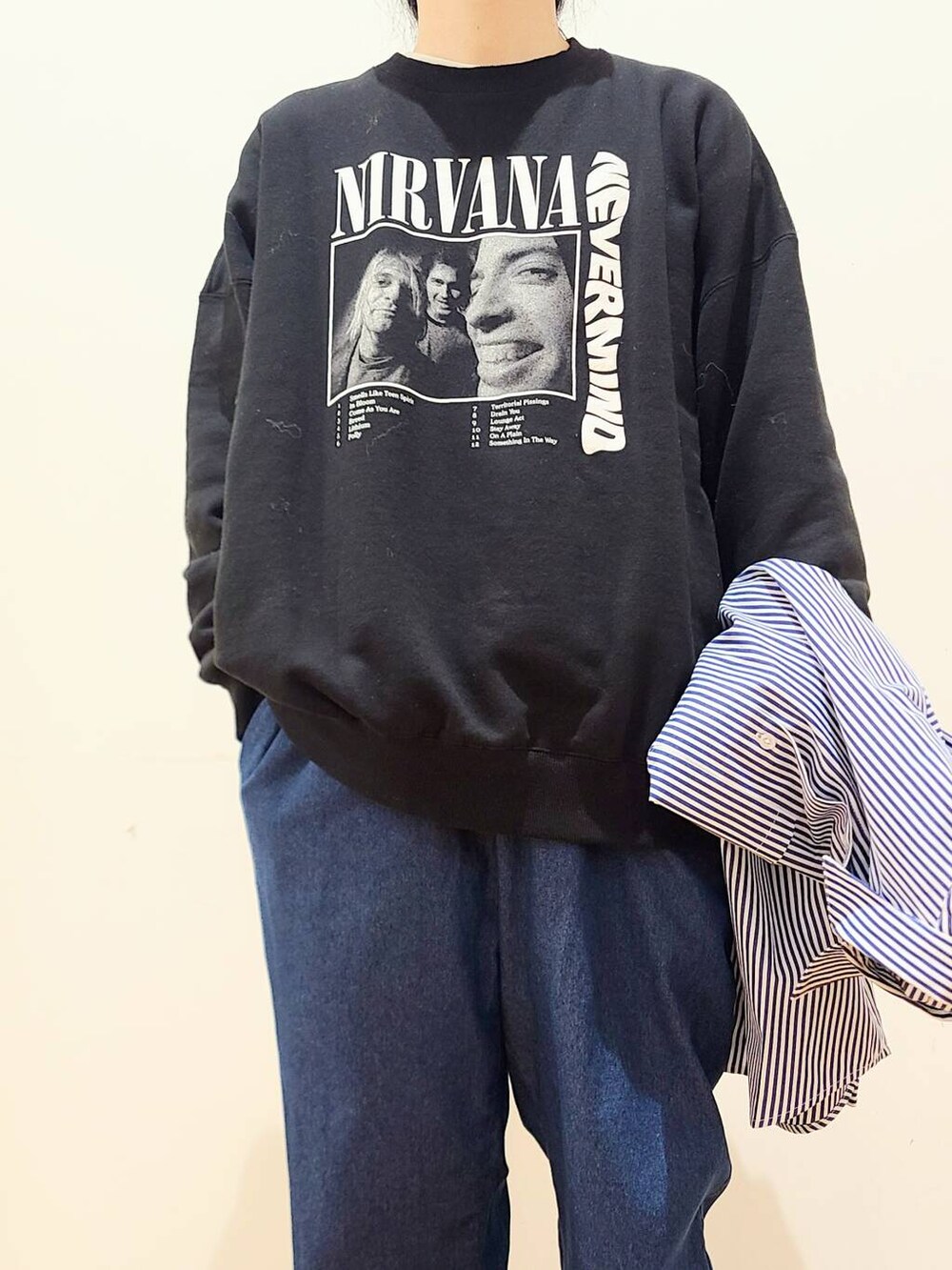 ブルー系のシャツ/ブラウス、ブルー系のその他パンツ、ブラック系のスウェットを着用したメンズの冬コーディネートの6枚目の写真