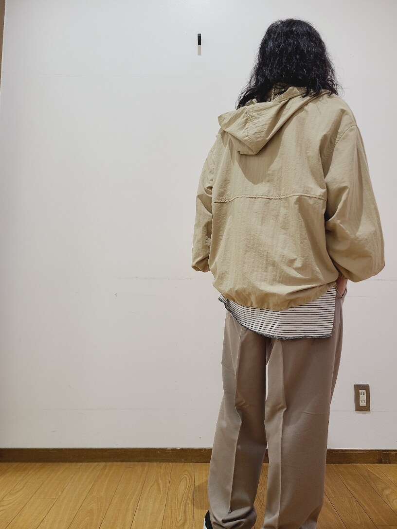 ベージュ系のナイロンジャケット、ホワイト系のTシャツ/カットソー、ベージュ系のその他パンツを着用したメンズの秋コーディネートの8枚目の写真