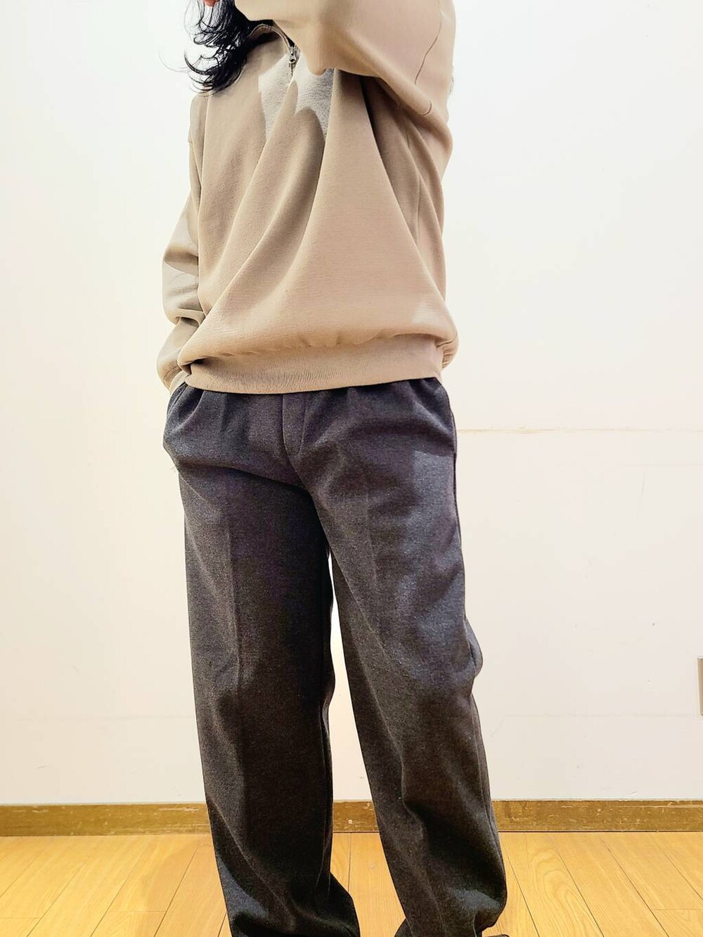 ブラック系のその他パンツ、ベージュ系のニット/セーターを着用したメンズの秋コーディネートの7枚目の写真