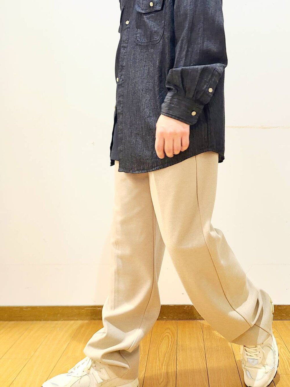 ベージュ系のその他パンツ、ブラック系のシャツ/ブラウス、ベージュ系のキャップを着用したメンズの秋コーディネートの7枚目の写真