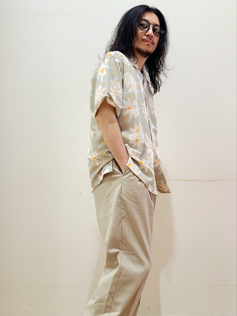 ホワイト系のTシャツ/カットソー、ベージュ系のシャツ/ブラウス、ベージュ系のその他パンツを着用したメンズの夏コーディネートの5枚目の写真