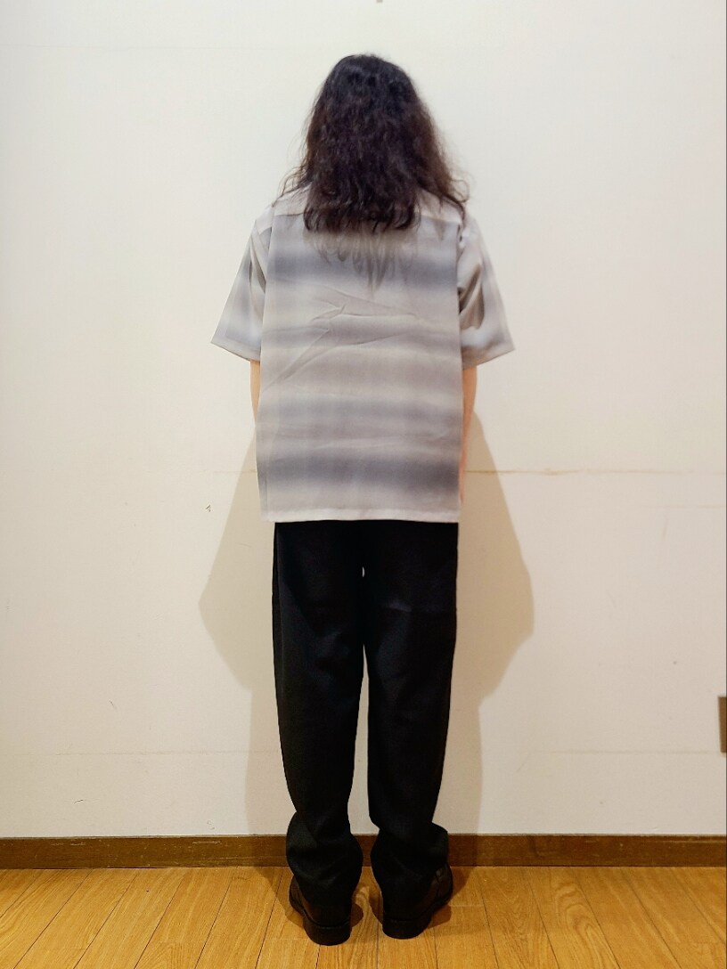グレー系のシャツ/ブラウス、ブラック系のその他パンツ、ブラック系のTシャツ/カットソーを着用したメンズの夏コーディネートの3枚目の写真