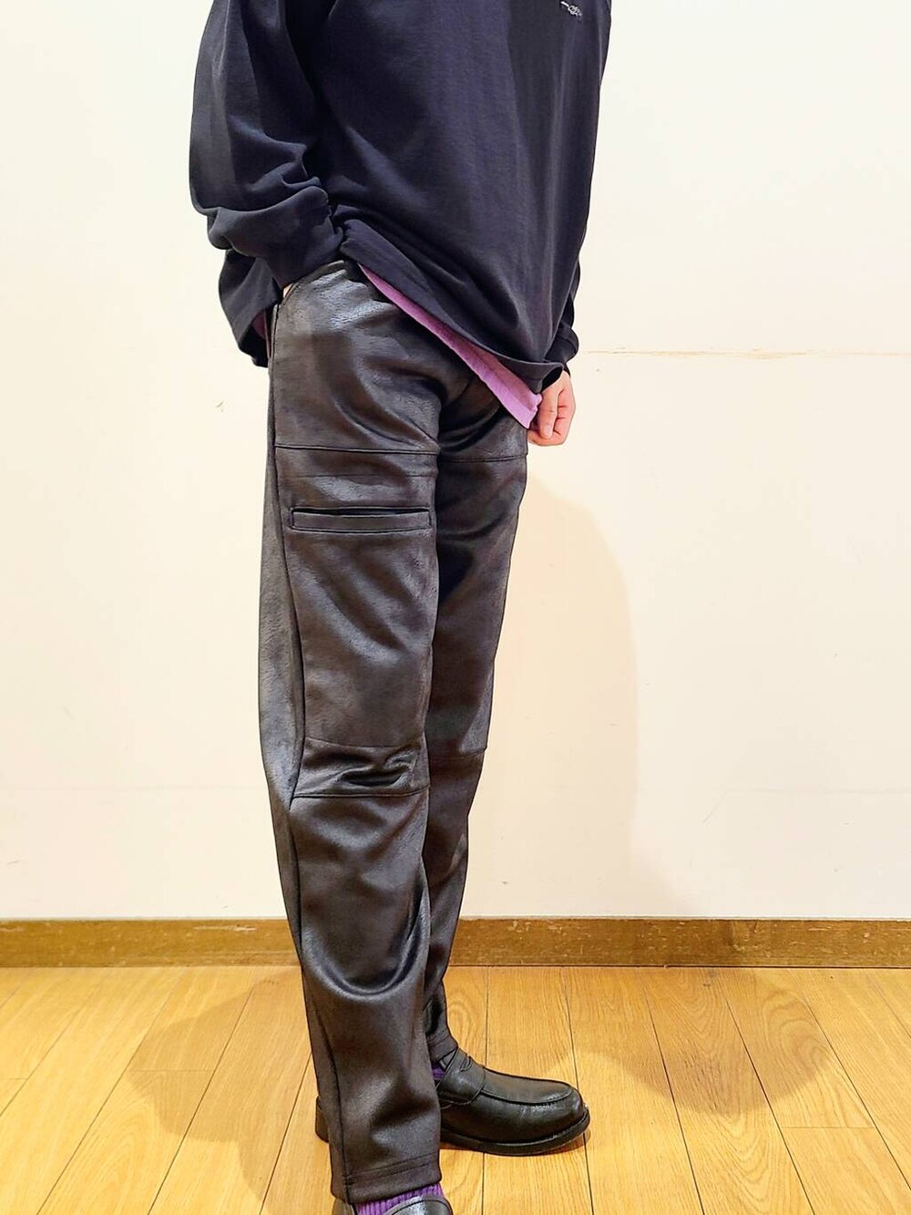 ブラック系のその他パンツ、ブラック系のTシャツ/カットソーを着用したメンズの秋コーディネートの4枚目の写真