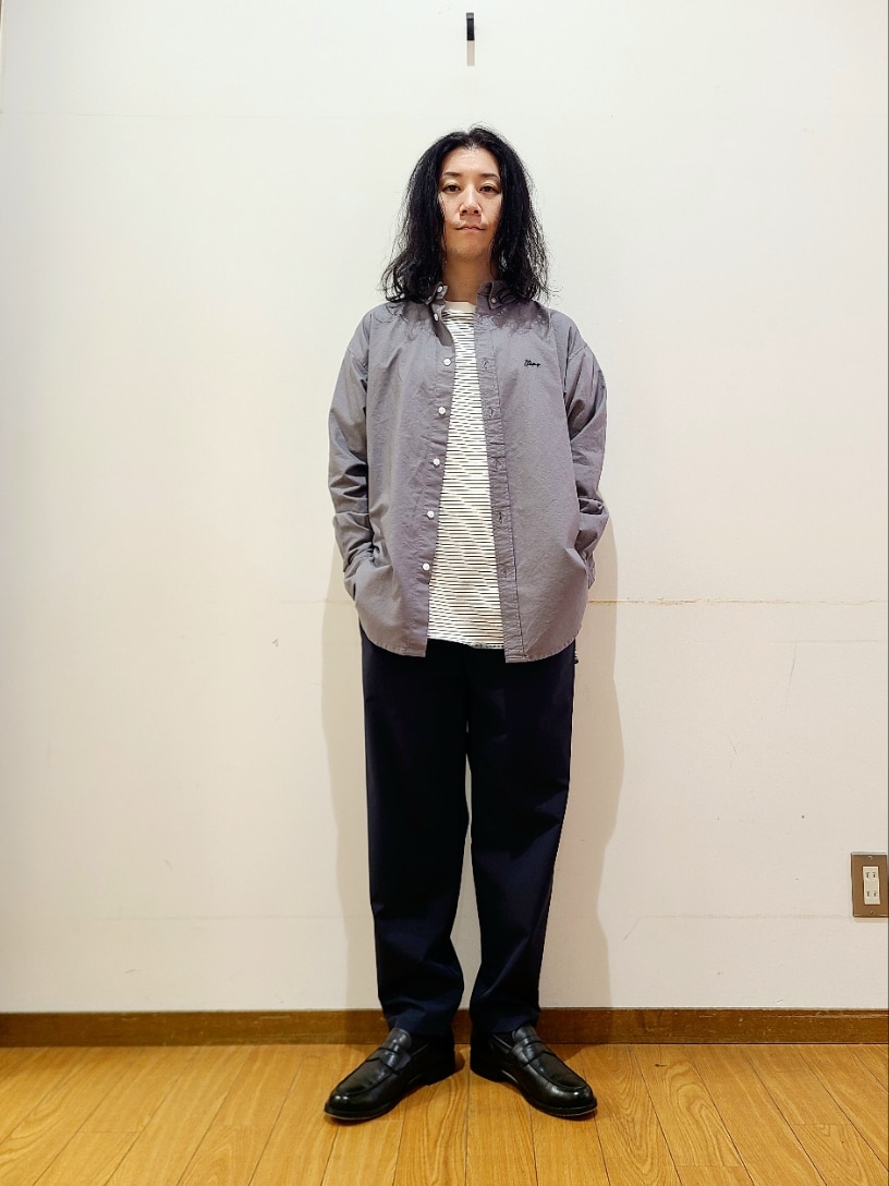 ホワイト系のTシャツ/カットソー、グレー系のシャツ/ブラウス、ブルー系のその他パンツを着用したメンズの秋コーディネートの2枚目の写真