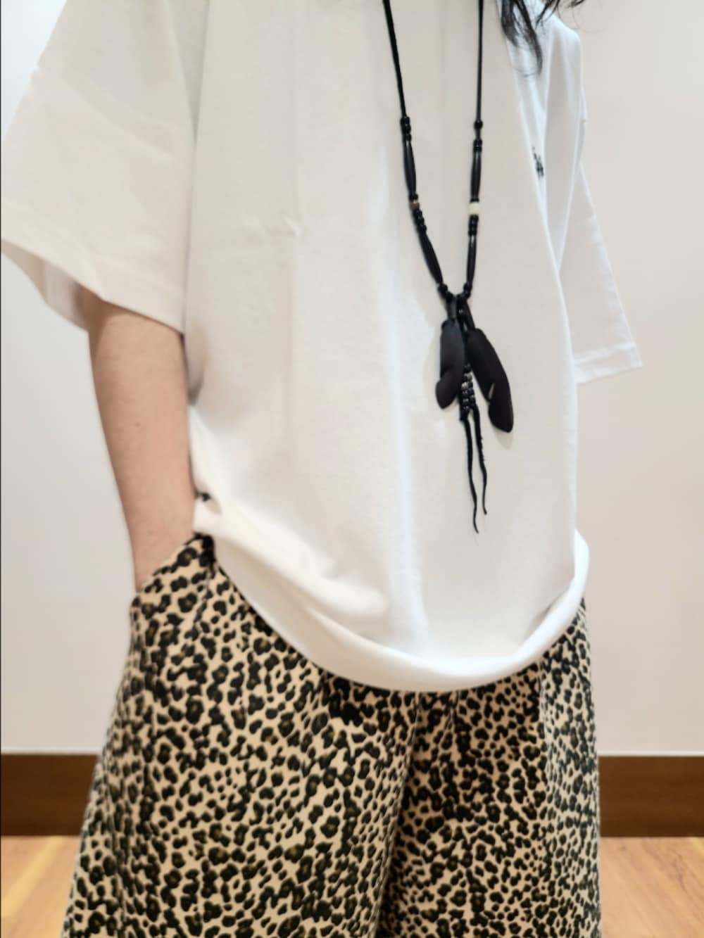 ホワイト系のTシャツ/カットソーを着用したメンズの夏コーディネートの4枚目の写真