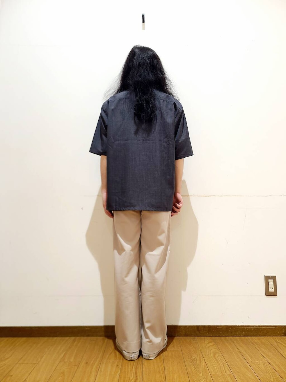 ベージュ系のその他パンツ、その他のTシャツ/カットソー、グレー系のシャツ/ブラウスを着用したメンズの春コーディネートの3枚目の写真