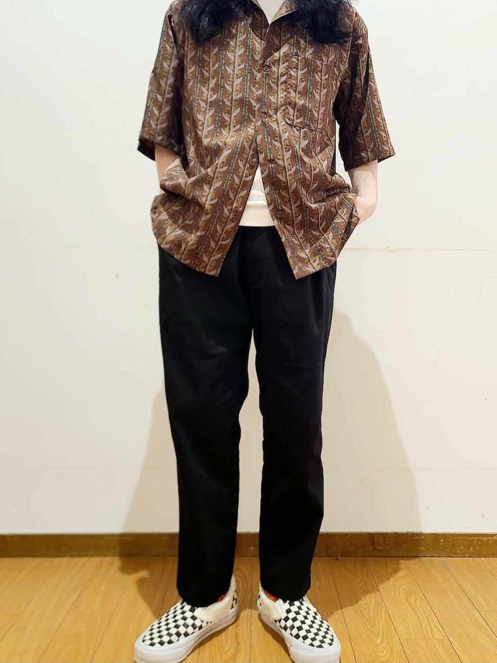 ブラック系のその他パンツ、ホワイト系のTシャツ/カットソー、ブラウン系のシャツ/ブラウスを着用したメンズの春コーディネートの4枚目の写真