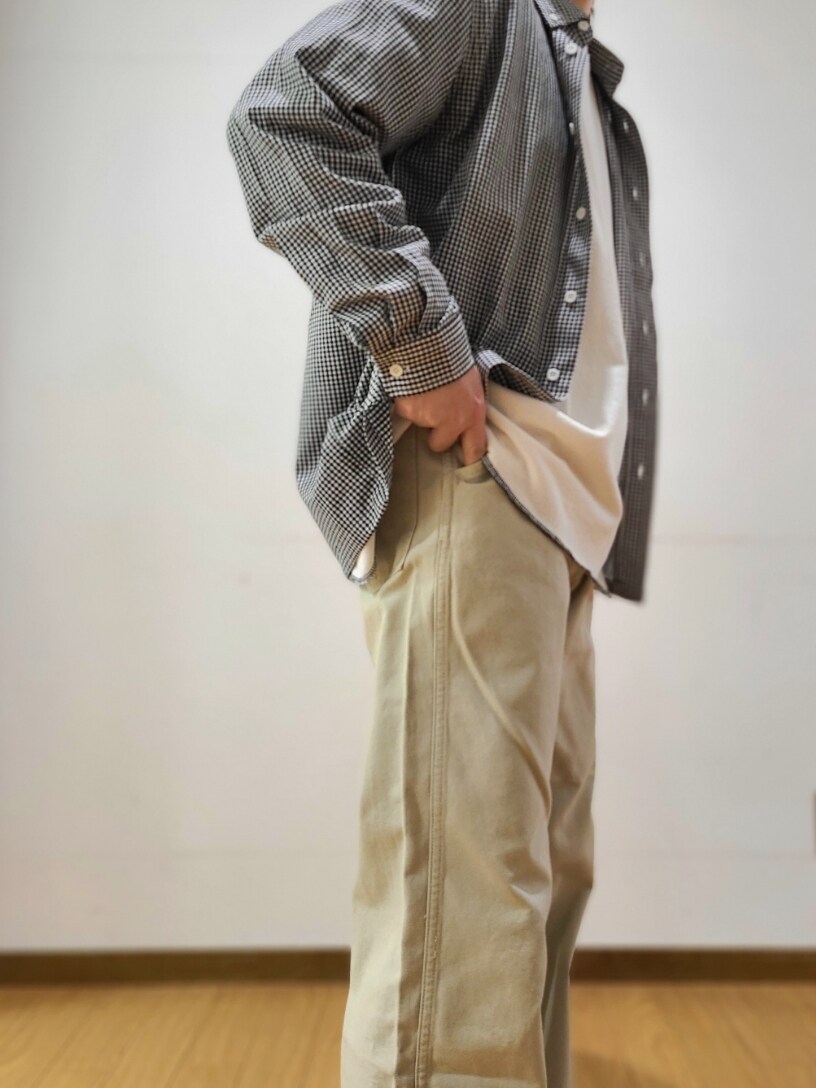 ホワイト系のTシャツ/カットソー、ベージュ系のその他パンツを着用したメンズの冬コーディネートの5枚目の写真