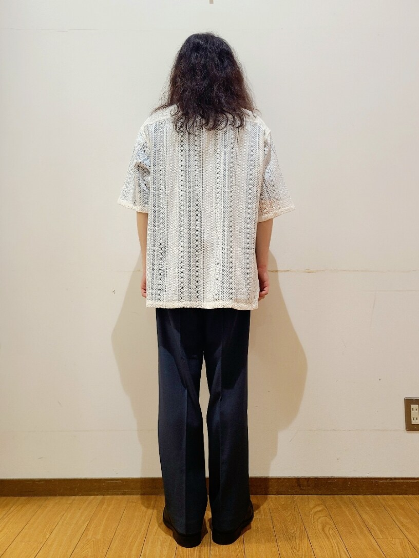 ホワイト系のシャツ/ブラウス、ブルー系のTシャツ/カットソー、ブルー系のスラックスを着用したメンズの夏コーディネートの3枚目の写真