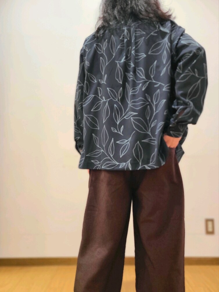 ブルー系のシャツ/ブラウス、ブラウン系のその他パンツ、グレー系のTシャツ/カットソーを着用したメンズの春コーディネートの6枚目の写真