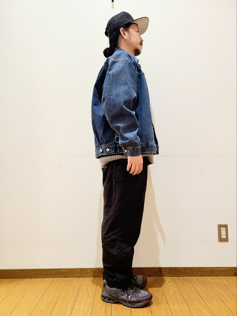 ブラック系のニット/セーター、ブラック系のその他パンツ、ブラック系のキャップを着用したメンズの秋コーディネートの2枚目の写真