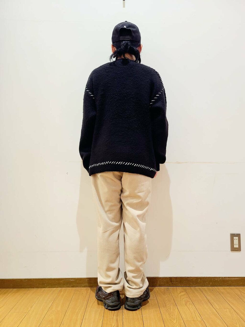 ベージュ系のその他パンツ、ブラック系のニット/セーターを着用したメンズの冬コーディネートの3枚目の写真