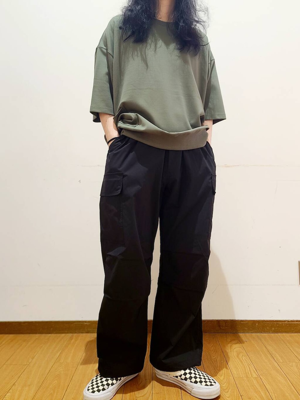 ブラック系のスニーカー、ブラック系のその他パンツ、グリーン系のTシャツ/カットソーを着用したメンズの春コーディネートの4枚目の写真