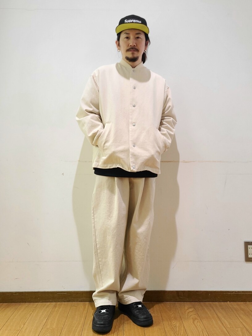 ブラック系のスウェット、ホワイト系のデニムパンツを着用したメンズの冬コーディネートの5枚目の写真