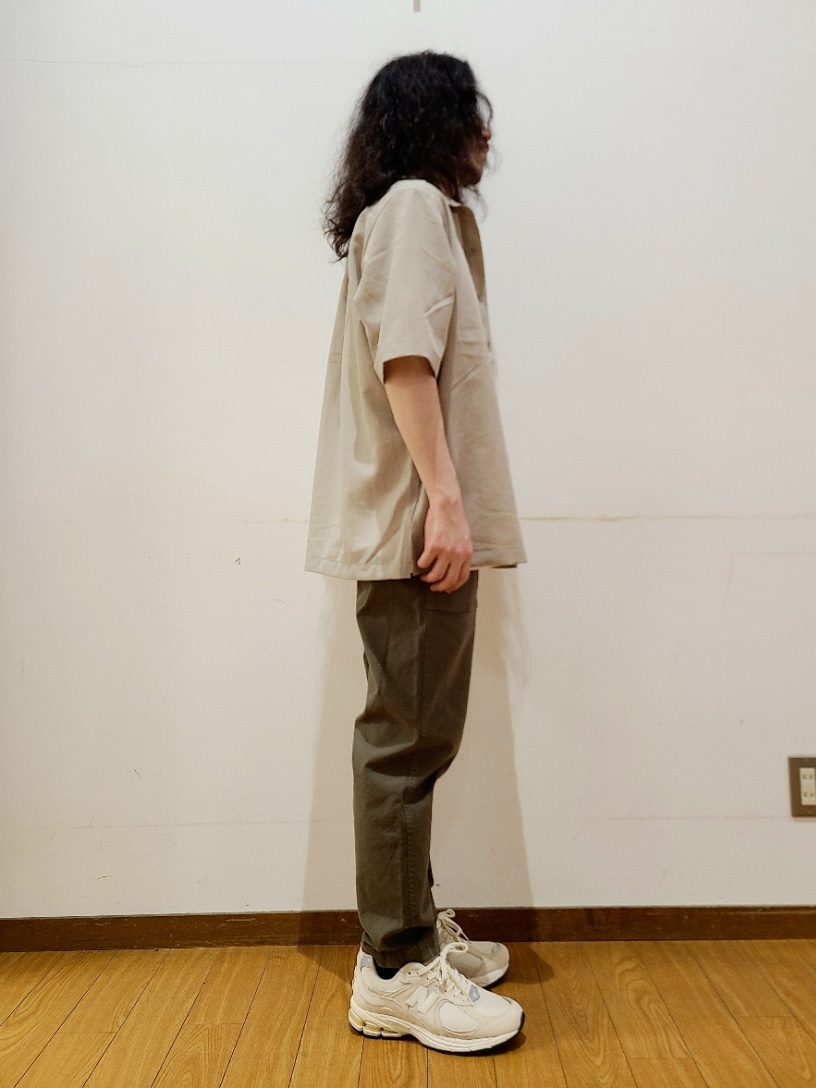 ベージュ系のシャツ/ブラウス、グリーン系のその他パンツ、その他のTシャツ/カットソーを着用したメンズの春コーディネートの2枚目の写真