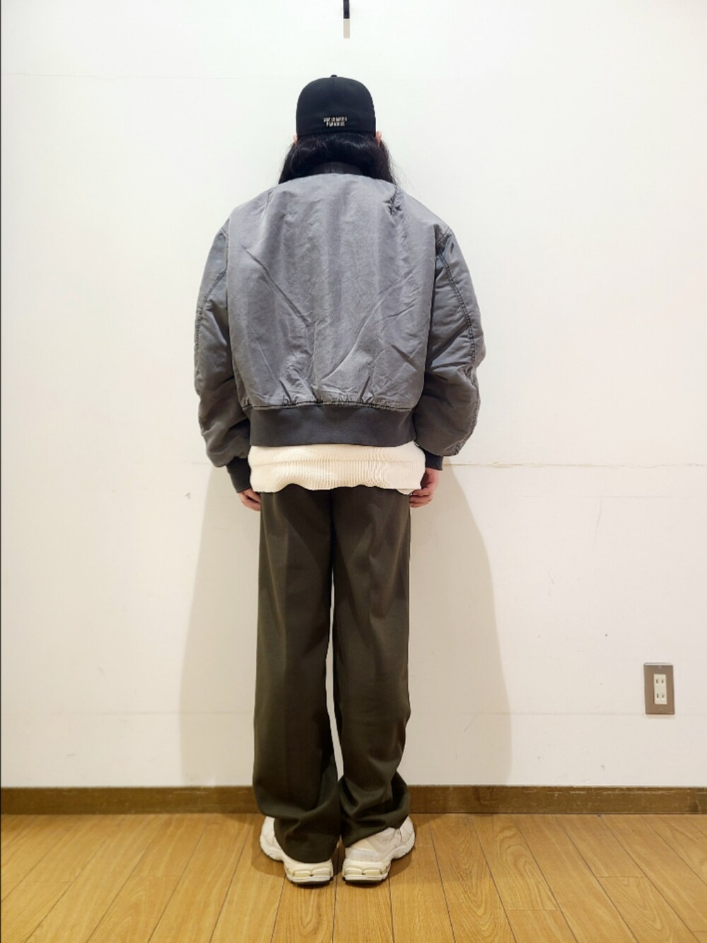 グリーン系のその他パンツ、ホワイト系のニット/セーター、グレー系のMA-1を着用したメンズの冬コーディネートの3枚目の写真