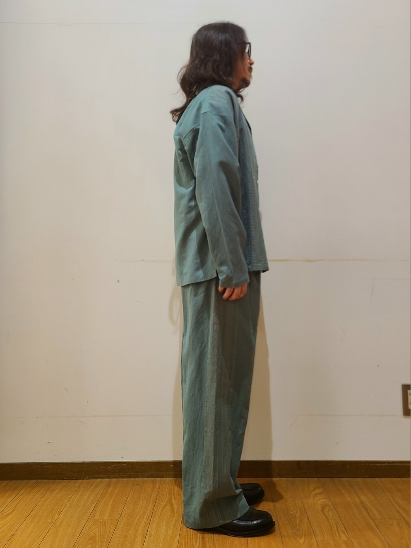 グリーン系のシャツ/ブラウス、グリーン系のその他パンツ、ホワイト系のTシャツ/カットソーを着用したメンズの春コーディネートの2枚目の写真