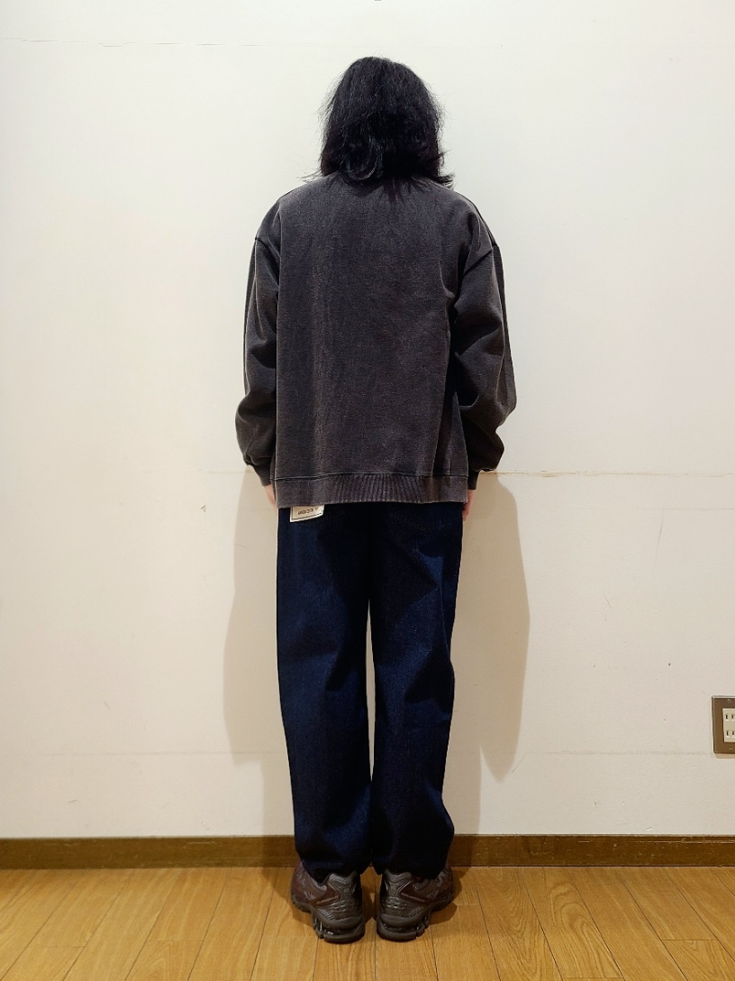 その他のスウェット、ブルー系のデニムパンツを着用したメンズの冬コーディネートの3枚目の写真