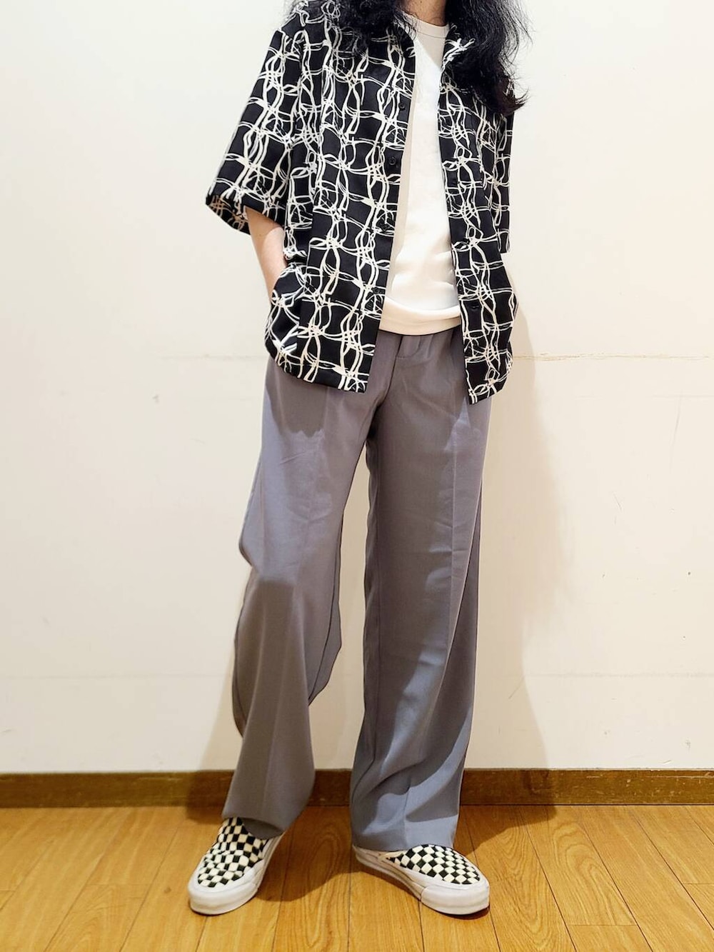 ホワイト系のTシャツ/カットソー、ブラック系のシャツ/ブラウスを着用したメンズの春コーディネートの4枚目の写真