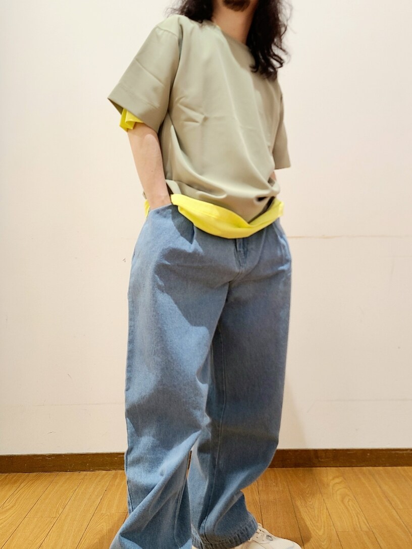 イエロー系のTシャツ/カットソー、グリーン系のTシャツ/カットソー、ブルー系のデニムパンツを着用したメンズの春コーディネートの6枚目の写真
