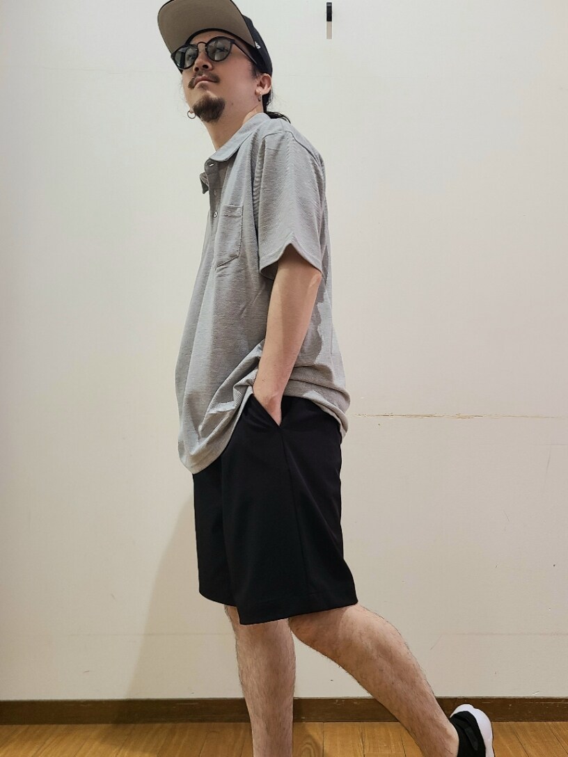 グレー系のポロシャツ、ブラック系のその他パンツ、ブラック系のスニーカーを着用したメンズの夏コーディネートの7枚目の写真