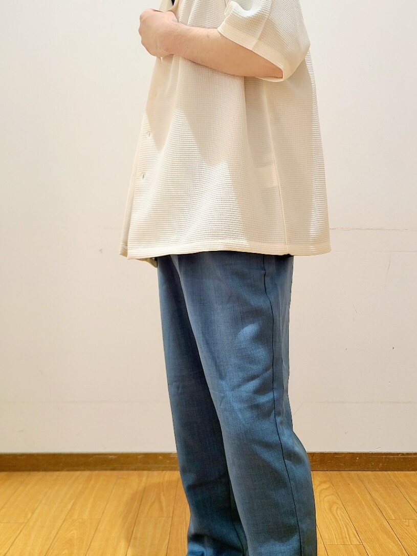 ホワイト系のシャツ/ブラウス、ブルー系のその他パンツを着用したメンズの夏コーディネートの6枚目の写真