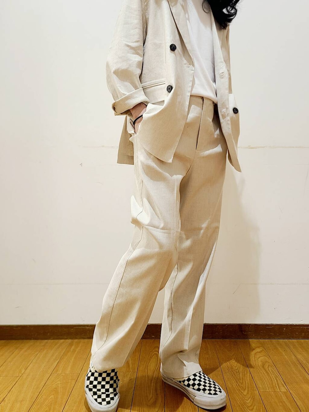 ホワイト系のTシャツ/カットソーを着用したメンズの夏コーディネートの5枚目の写真