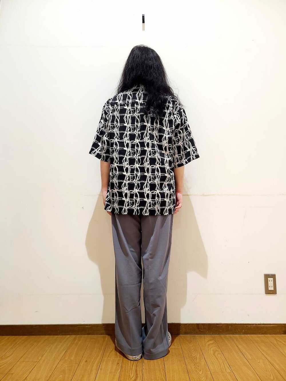 ホワイト系のTシャツ/カットソー、ブラック系のシャツ/ブラウスを着用したメンズの春コーディネートの3枚目の写真