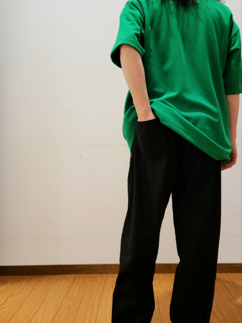 グリーン系のTシャツ/カットソー、ブラック系のその他パンツ、ブラック系のキャップを着用したメンズの春コーディネートの5枚目の写真