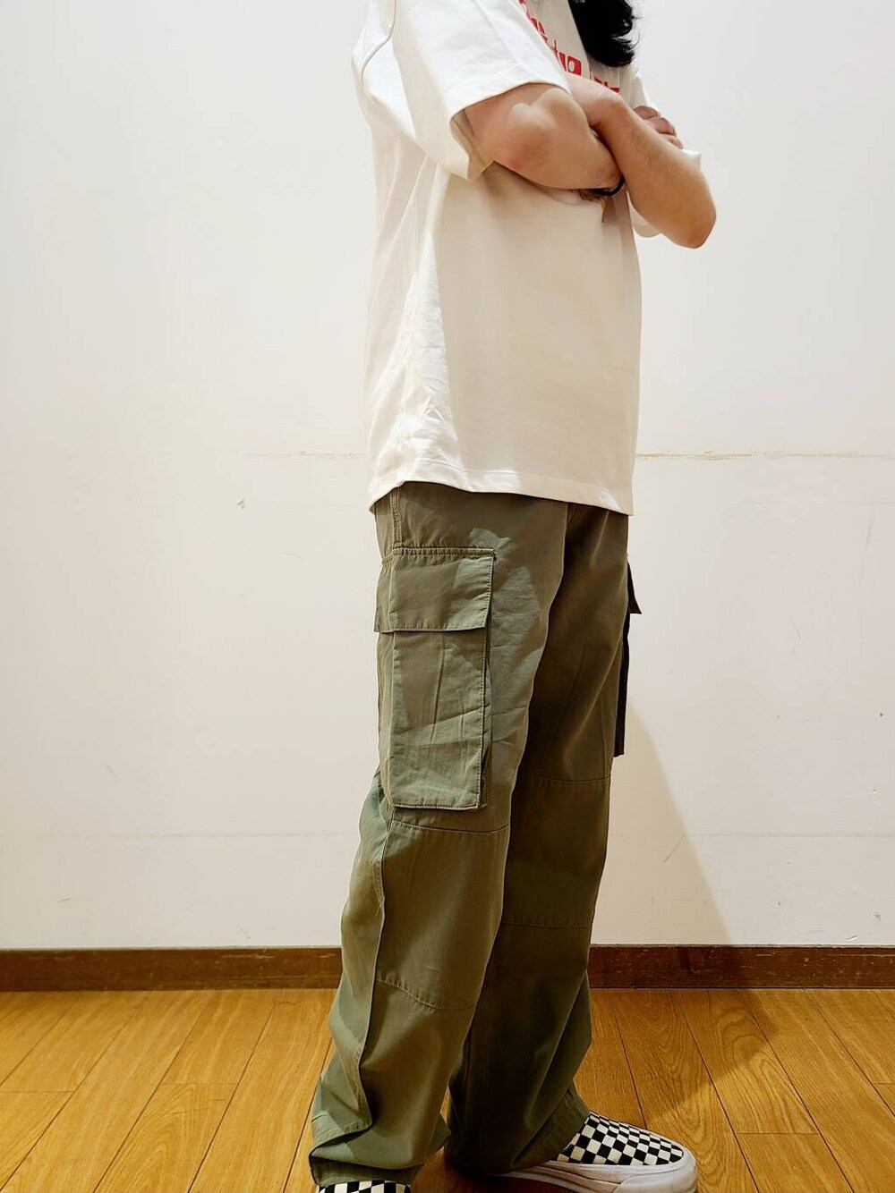 グリーン系のその他パンツ、ホワイト系のTシャツ/カットソー、イエロー系のメガネを着用したメンズの夏コーディネートの8枚目の写真