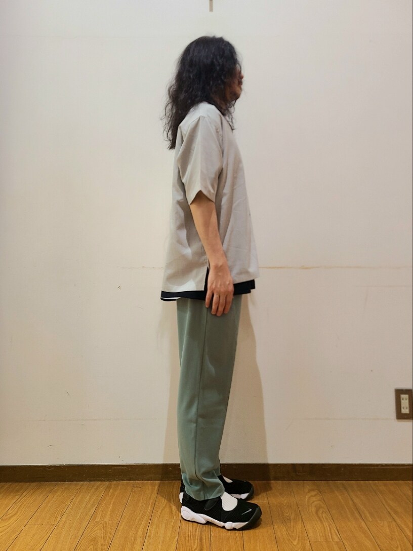 グレー系のシャツ/ブラウス、ブラック系のTシャツ/カットソー、グリーン系のその他パンツを着用したメンズの夏コーディネートの2枚目の写真
