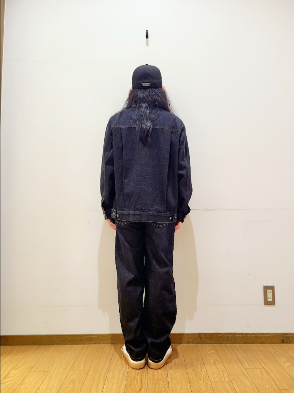 ブラック系のデニムパンツ、ブラック系のデニムジャケットを着用したメンズの冬コーディネートの3枚目の写真