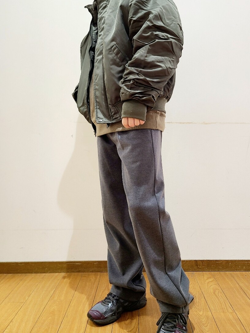 グリーン系のスウェット、グレー系のその他パンツ、ブラック系のキャップを着用したメンズの冬コーディネートの4枚目の写真