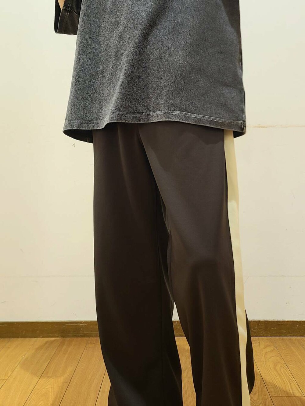 ブラウン系のその他パンツ、ブラック系のTシャツ/カットソー、グリーン系のメガネを着用したメンズの春コーディネートの7枚目の写真