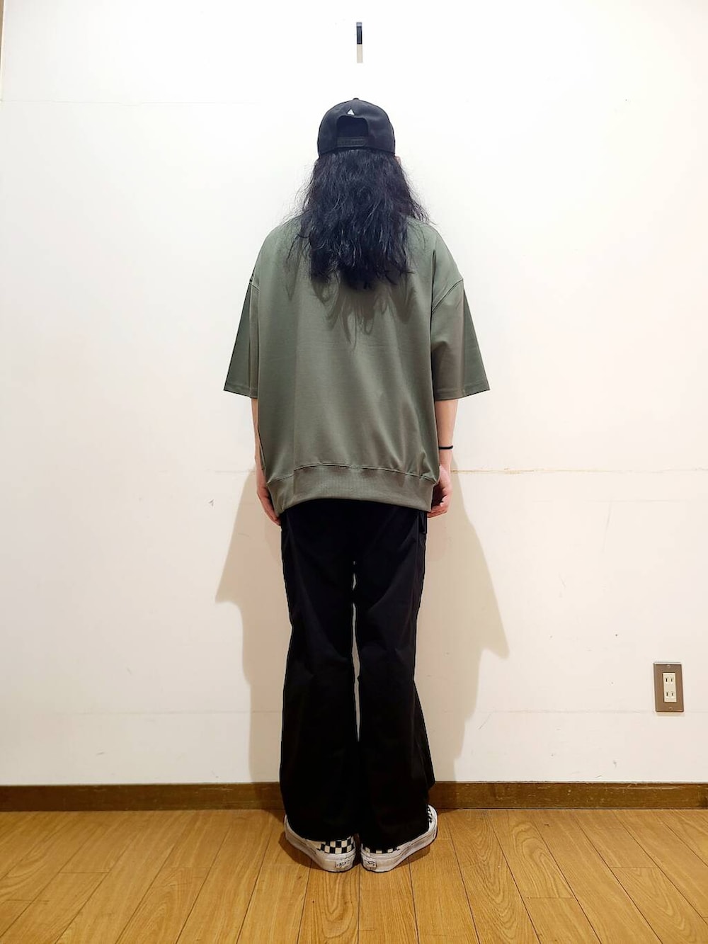 ブラック系のスニーカー、ブラック系のその他パンツ、グリーン系のTシャツ/カットソーを着用したメンズの春コーディネートの3枚目の写真