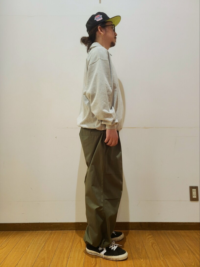 グレー系のスウェット、グリーン系のカーゴパンツ、グレー系のメガネを着用したメンズの春コーディネートの2枚目の写真