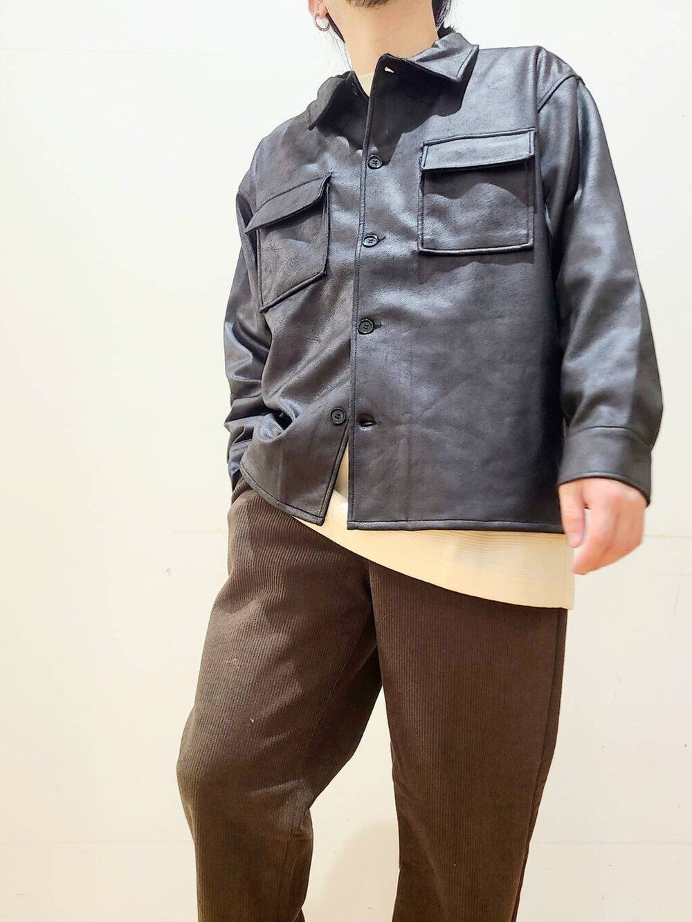 ブラック系のブルゾン、ブラウン系のその他パンツ、ホワイト系のTシャツ/カットソーを着用したメンズの冬コーディネートの4枚目の写真