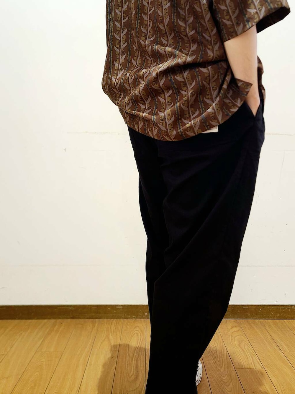 ブラック系のその他パンツ、ホワイト系のTシャツ/カットソー、ブラウン系のシャツ/ブラウスを着用したメンズの春コーディネートの9枚目の写真