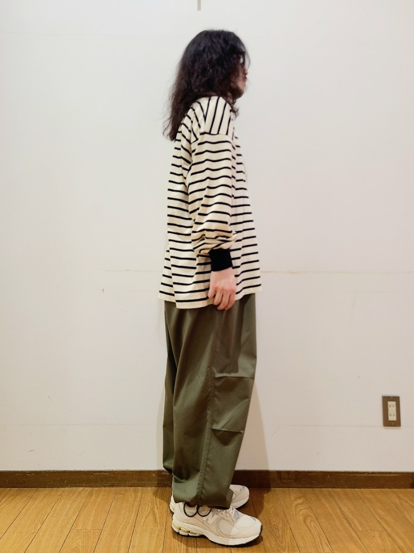 ブルー系のTシャツ/カットソー、グリーン系のカーゴパンツ、ブラウン系のメガネを着用したメンズの春コーディネートの2枚目の写真