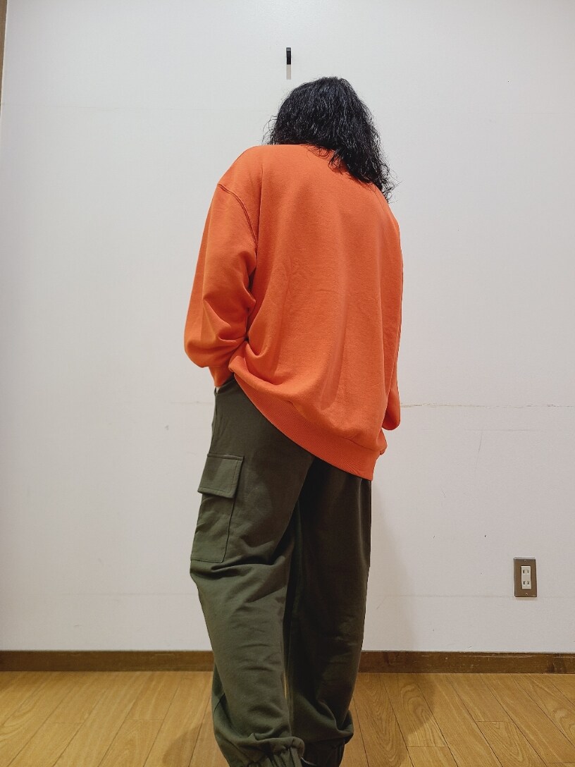 オレンジ系のスウェット、グリーン系のスウェットパンツを着用したメンズの秋コーディネートの10枚目の写真