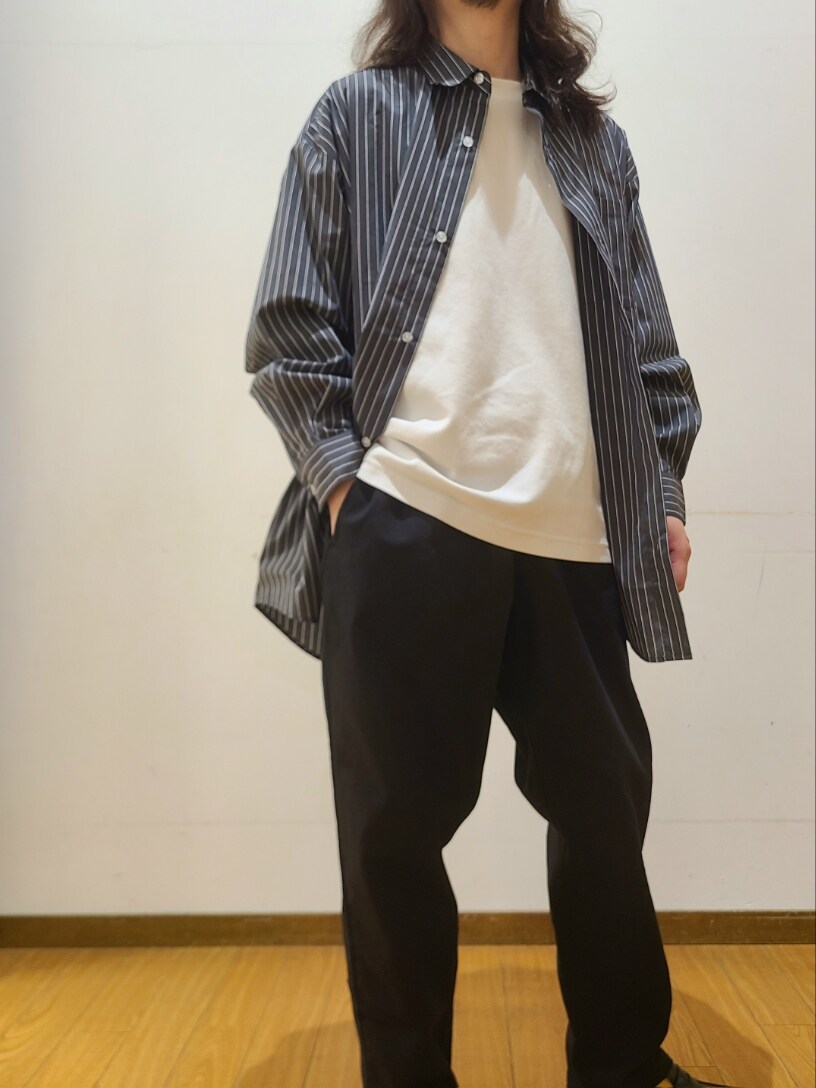 ブラック系のシャツ/ブラウス、ブラック系のその他パンツ、ブラック系のメガネを着用したメンズの春コーディネートの5枚目の写真