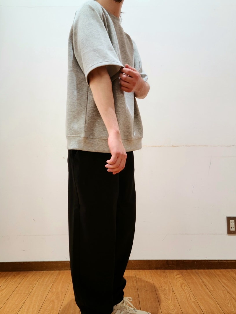 グレー系のスウェット、ブラック系のその他パンツを着用したメンズの春コーディネートの4枚目の写真